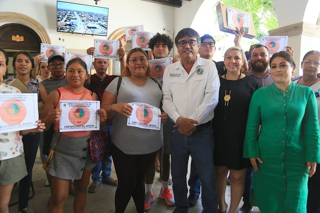 HIZO ENTREGA EL ALCALDE DE MÁS APOYOS SOCIALES – alDíaBCS